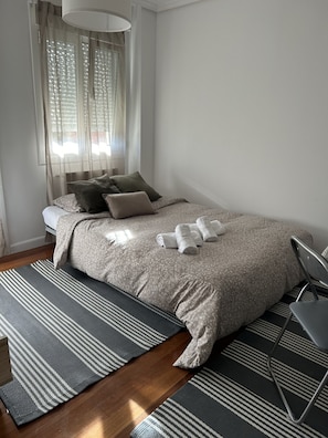 Iron/ironing board, free WiFi, bed sheets