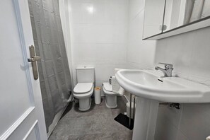 Douche, sèche-cheveux, serviettes fournies