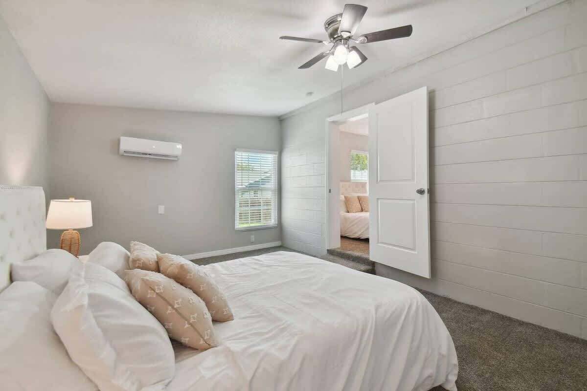 3 slaapkamers, een strijkplank/strijkijzer, reisbedje, wifi