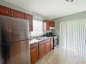 Fridge, microwave, oven, stovetop - 🌻 Cozy 2 Bedroom Home, Dade City #2 | Perfect for Short or Extended Stays! (dade city)