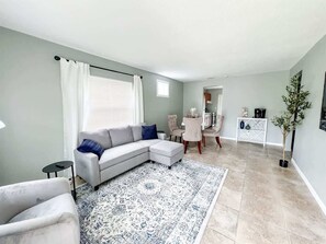 TV, offices - 🌻 Cozy 2 Bedroom Home, Dade City #2 | Perfect for Short or Extended Stays! (dade city)