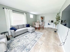 TV, offices - 🌻 Cozy 2 Bedroom Home, Dade City #2 | Perfect for Short or Extended Stays! (dade city)