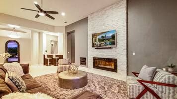 Smart TV, caminetto, libri, impianto stereo