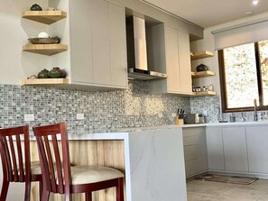 Køleskab, mikrobølgeovn, ovn, kogeplade