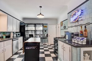 Jääkaappi, mikroaaltouuni, uuni, liesi