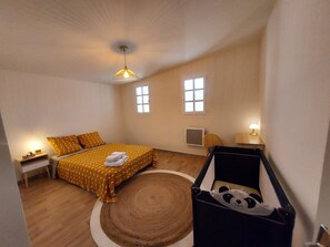2 Schlafzimmer, Schreibtisch, Bügeleisen/Bügelbrett, Reisekinderbett
