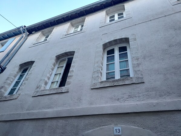 A building with three windows, a visible number '13' on the facade, and a textured wall. - Les Teinturiers - Intramuros flat 721 squarefoot (Avignon)