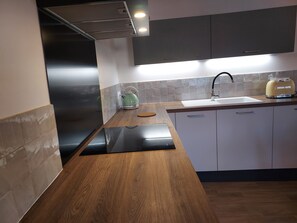 Frigorifero, microonde, forno, piano cottura