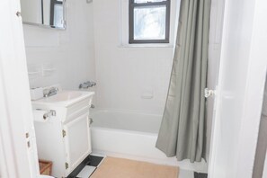 Sèche-cheveux, serviettes fournies, savon, shampoing