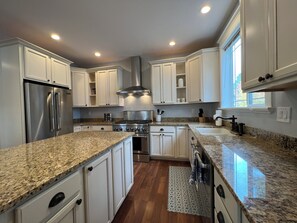 Hus | Privat køkken | Køleskab/fryser i fuld størrelse, mikrobølgeovn, ovn, kogeplade