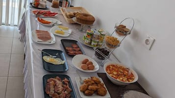 Az árban foglalt önkiszolgáló rendszerű reggeli mindennap
