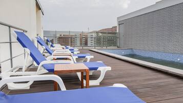 Piscine extérieure, parasols de plage, chaises longues