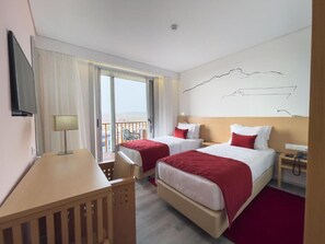 Premium bedding, minibar, in-room safe, individually decorated - Happy Day Hotel (Praia)