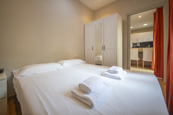 2 bedrooms, iron/ironing board, free WiFi