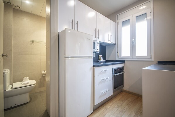 Fridge, microwave, electric kettle, cookware/dishes/utensils