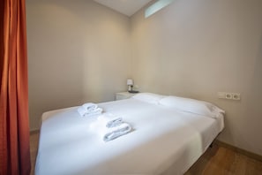 2 bedrooms, iron/ironing board, free WiFi