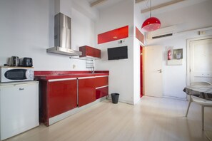 Fridge, microwave, electric kettle, toaster - Pied-à-terre in central Barcelona 100m from beach. (Barcelona)