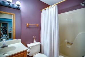 Jetted bath, hair dryer, towels, soap - Cozy Condo nearby Beech Mountain Ski Resort. Minutes to the Slopes! (Beech Mountain)