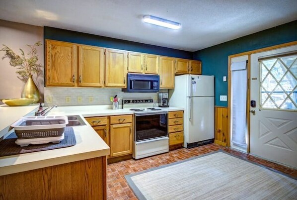 冷蔵庫、電子レンジ、オーブン、コンロ