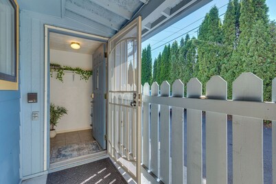 < 1 Mi to Mall! Bright Single-Level Seattle Home