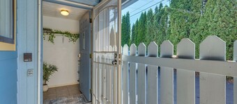 < 1 Mi to Mall! Bright Single-Level Seattle Home