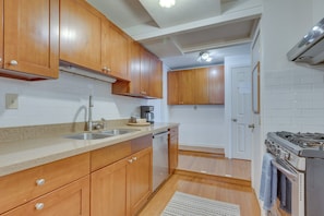 Refrigerador, microondas, placa de cocina, lavavajillas