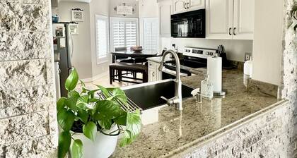 Beautiful 2-bdrm/2-bath Condo on the golf course in the Heart of Palm Desert