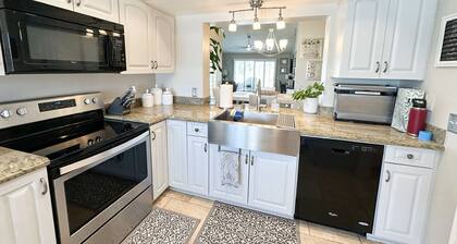 Beautiful 2-bdrm/2-bath Condo on the golf course in the Heart of Palm Desert