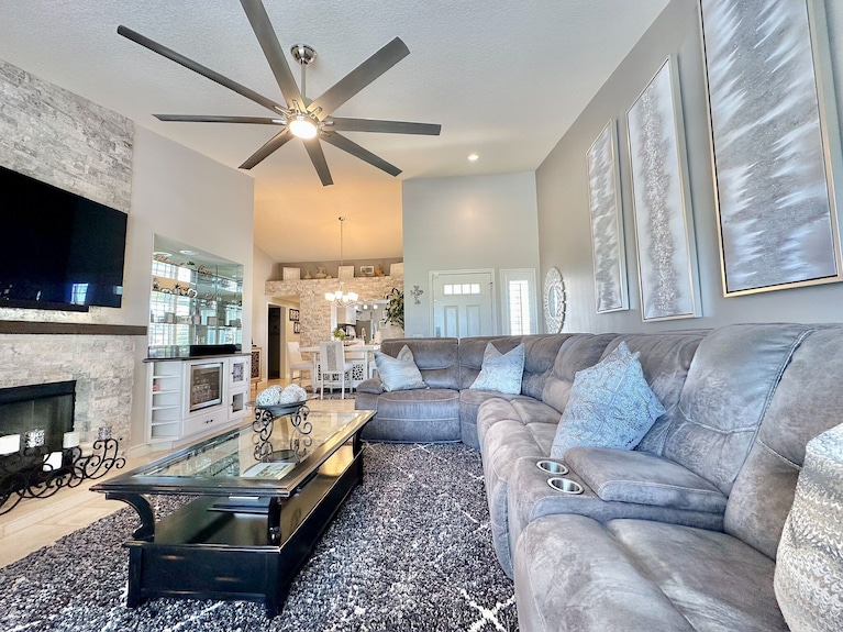 Beautiful 2-bdrm/2-bath Condo On The Golf Course In The Heart Of Palm Desert - Palm Desert, CA
