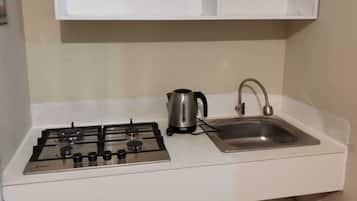 Frigorífico, microondas, hervidor eléctrico y utensilios de cocina