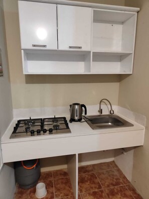 冰箱、微波炉、电热水壶、厨具/餐具