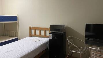 1 slaapkamer, een strijkplank/strijkijzer, gratis wifi, beddengoed