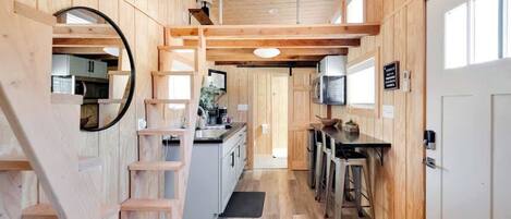 Refrigerador, tostadora y utensilios de cocina