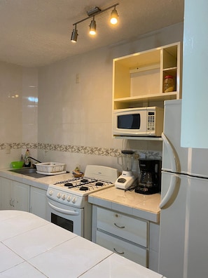 Réfrigérateur, micro-ondes, four, plaque de cuisson