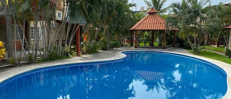 Una piscina al aire libre
