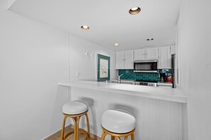 ثلاجة، ميكروويف، فرن، موقد طهي مسطح