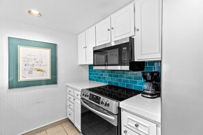 冷蔵庫、電子レンジ、オーブン、コンロ