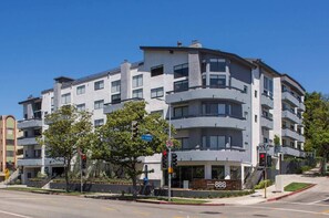 Exterior - Westwood Living - Gorgeous Modern One Bedroom Available For Rent, Close to UCLA (Los Angeles)
