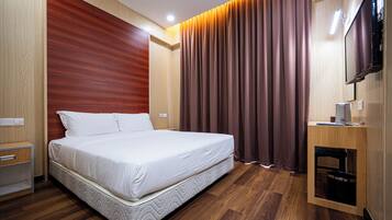 Double Room, 1 Queen Bed, Non Smoking | 1 bedroom, iron/ironing board, free WiFi