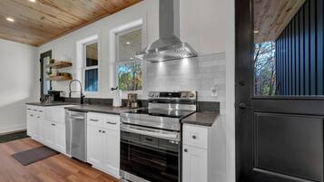 Jääkaappi, mikroaaltouuni, uuni, liesi