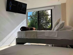 1 habitación, tabla de planchar con plancha y ropa de cama 
