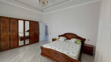 2 habitaciones, tabla de planchar con plancha, wifi y ropa de cama