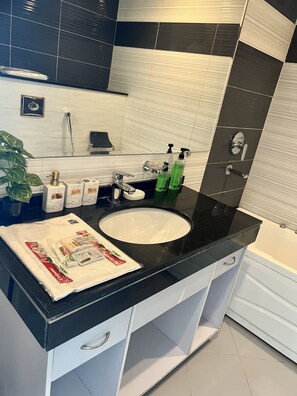 Whirlpool, Haartrockner, Handtücher, Seife