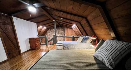 Cozy cabin with beautiful sunsets. Less than hour to 5 state parks. King Bed.