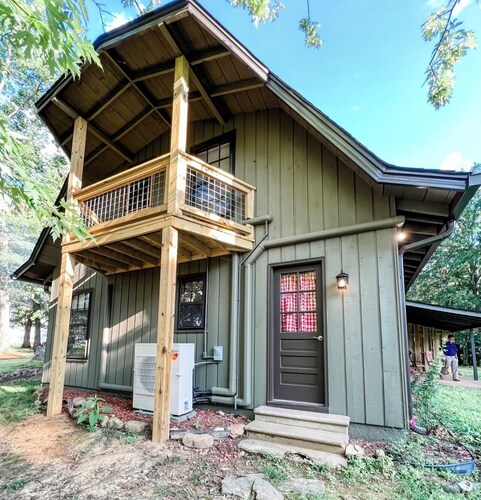 Cozy cabin with beautiful sunsets. Less than hour to 5 state parks. King Bed.