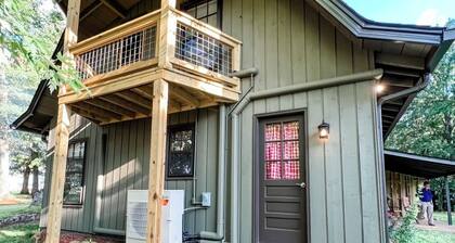 Cozy cabin with beautiful sunsets. Less than hour to 5 state parks. King Bed.