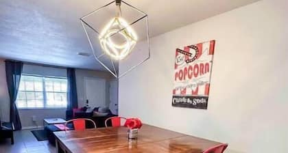 5 Rooms âą Great Location âą Red Haven Retreat