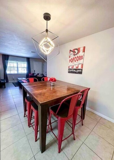 5 Rooms • Great Location • Red Haven Retreat