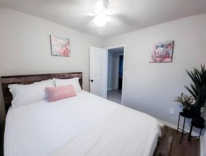 5 habitaciones, escritorio y tabla de planchar con plancha
