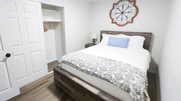 5 makuuhuonetta, työpöytä, silitysrauta/-lauta, vauvan matkasänky